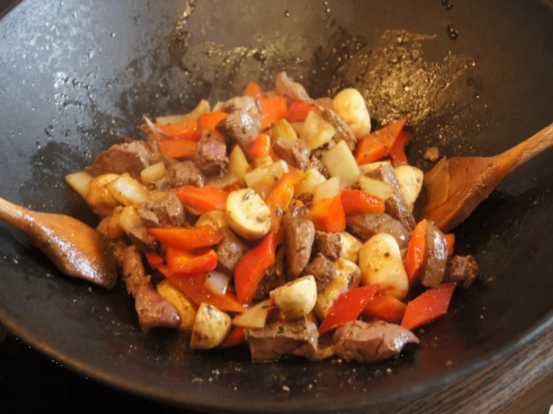 Kalbsleber im Wok mit Gemüse und Curryreis mit Erbsen - Rezept - Bild Nr. 2331