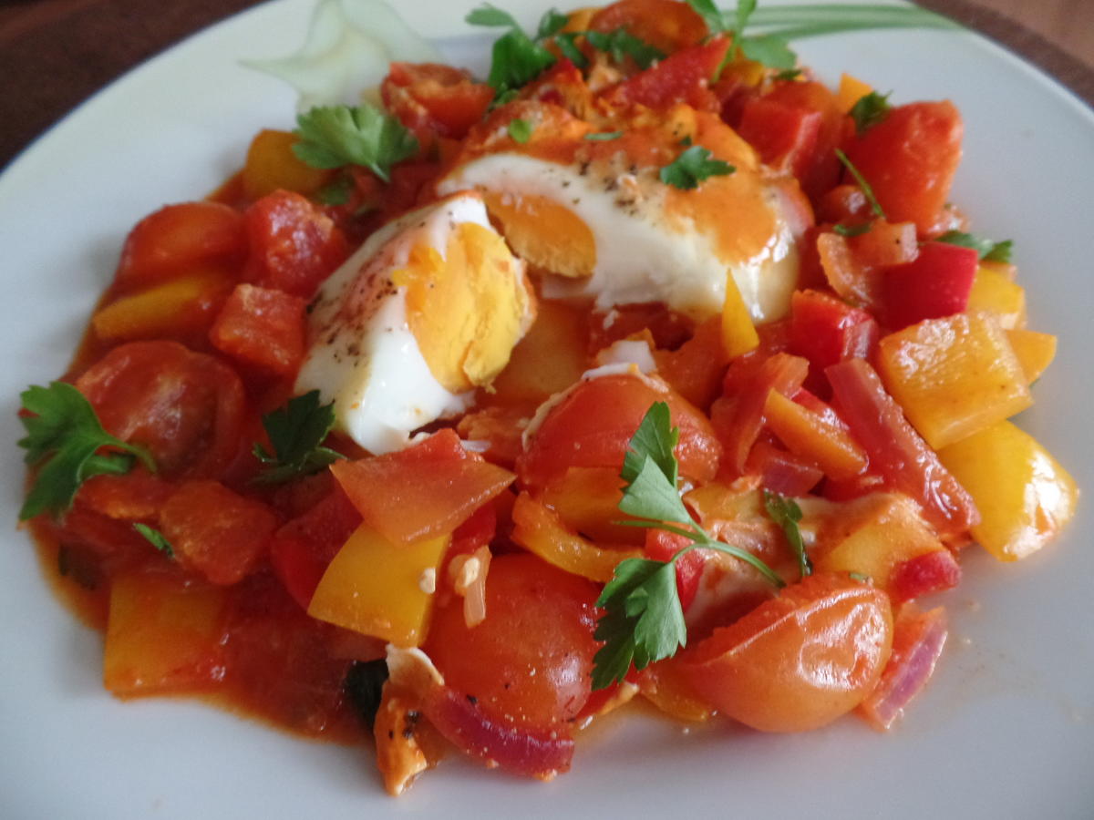 Pochierte Eier in Tomatensoße - Rezept - kochbar.de