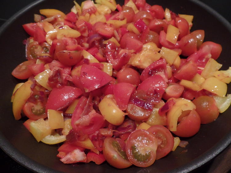 Pochierte Eier in Tomatensoße - Rezept - kochbar.de