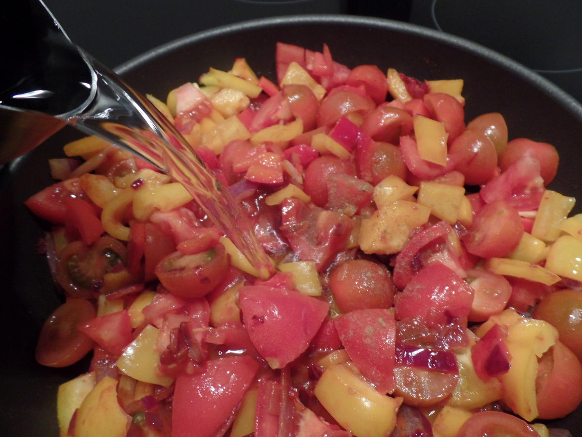 Pochierte Eier in Tomatensoße - Rezept - kochbar.de