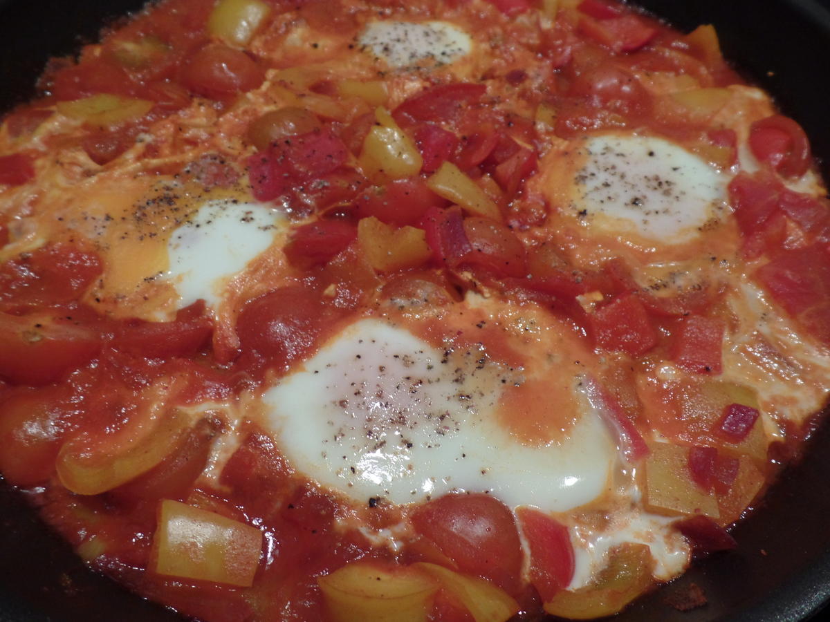 Pochierte Eier in Tomatensoße - Rezept - Bild Nr. 2318