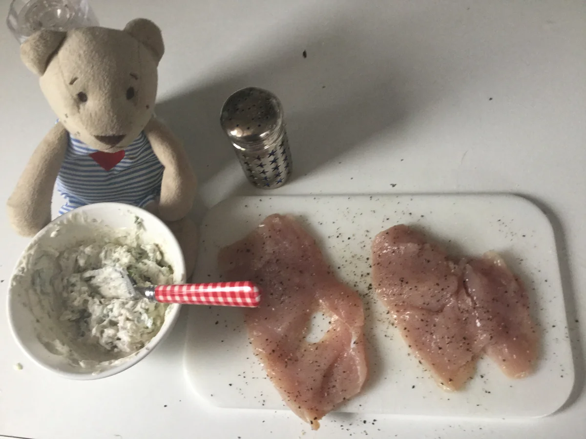 Rezept: Hähnchenbrust-Rouladen mit Kräuterkäsefüllung Bild Nr. 2310 Hähnchenbrust-Rouladen mit Kräuterkäsefüllung - Rezept - Bild Nr. 2310