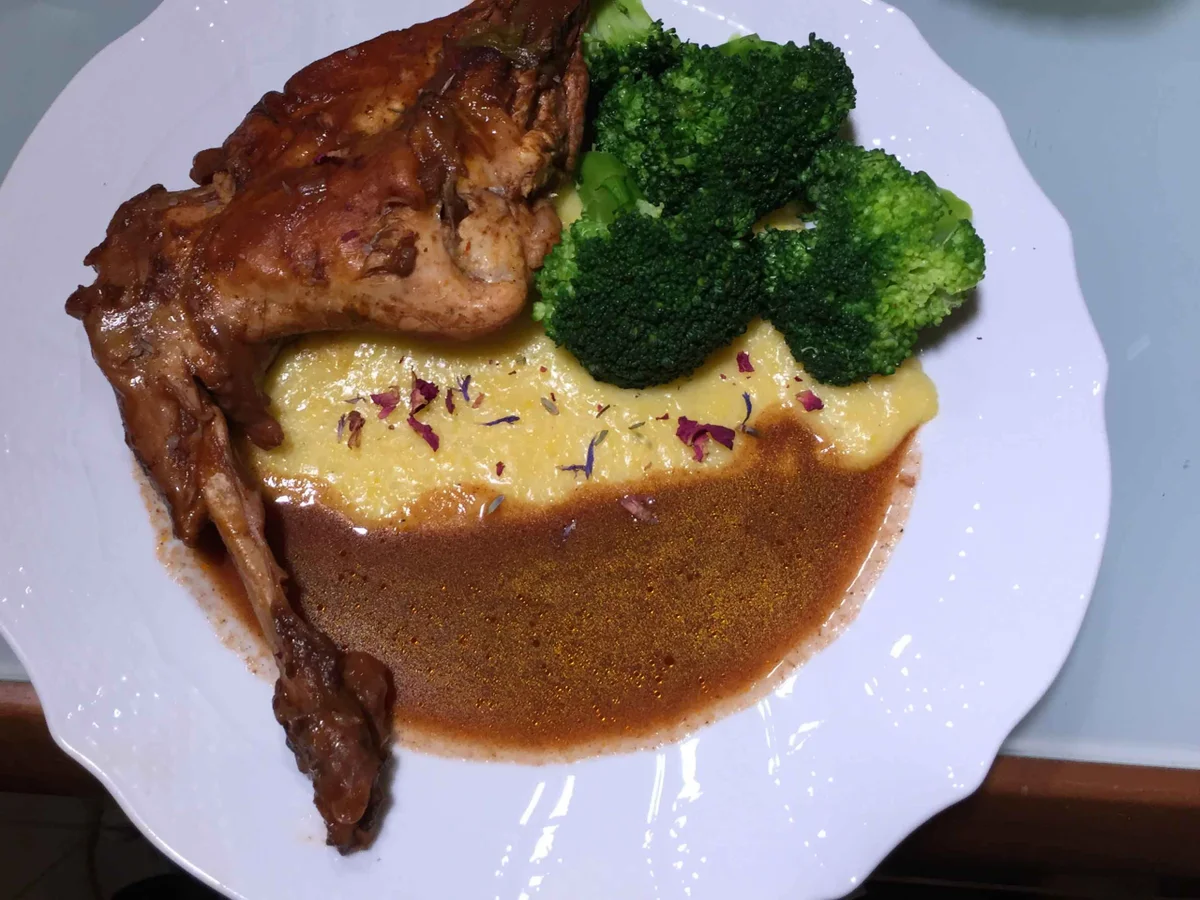 Rezept: Freiland Kaninchen Ragout mit Oliven und dunkler Schokolade auf Polenta und Gemüse Bild Nr. 2 Freiland Kaninchen Ragout mit Oliven und dunkler Schokolade auf Polenta und Gemüse - Rezept - Bild Nr. 2