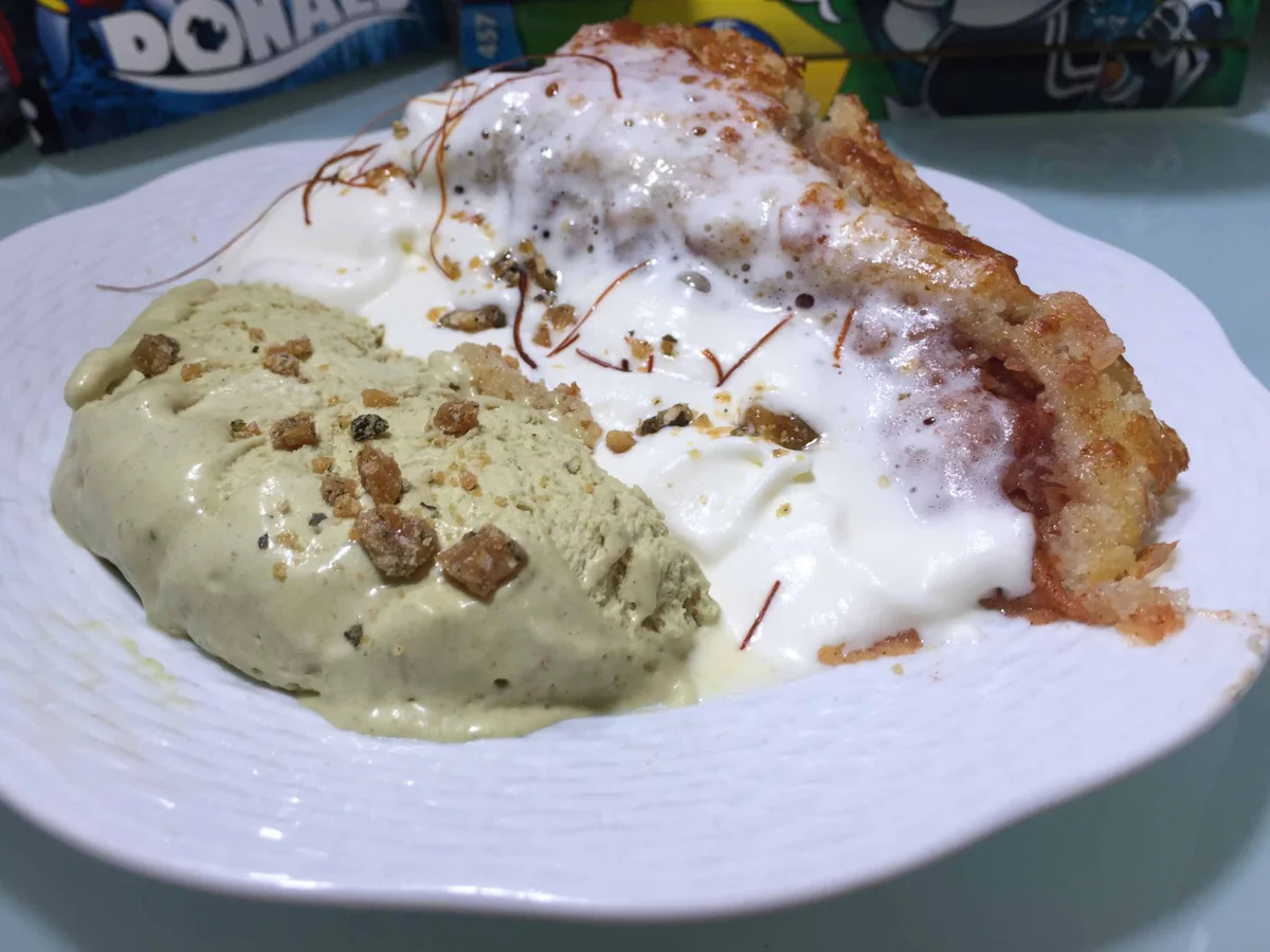 Apfelkuchen mit Parfait aus Kürbiskern-Nougat mit Schlagsahne, Krokant und Chilifäden - Rezept - Bild Nr. 2