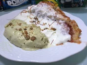 Apfelkuchen mit Parfait aus Kürbiskern-Nougat mit Schlagsahne, Krokant und Chilifäden - Rezept - Bild Nr. 2