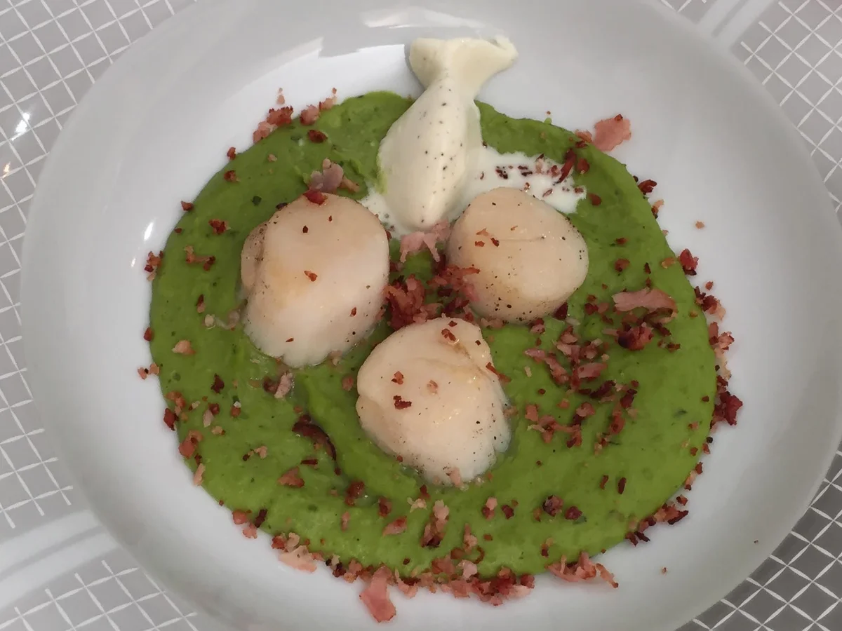 In Speck gebratene Jakobsmuschel mit Zuckerschoten auf geminzter Erbsen-Creme - Rezept - Bild Nr. 2
