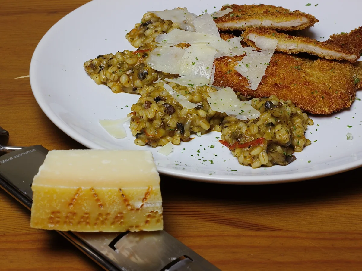 Rezept: Graupen-Champignon-Tomatenrisotto mit zarten Knusperschnitzel Bild Nr. 2335 Graupen-Champignon-Tomatenrisotto mit zarten Knusperschnitzel - Rezept - Bild Nr. 2335