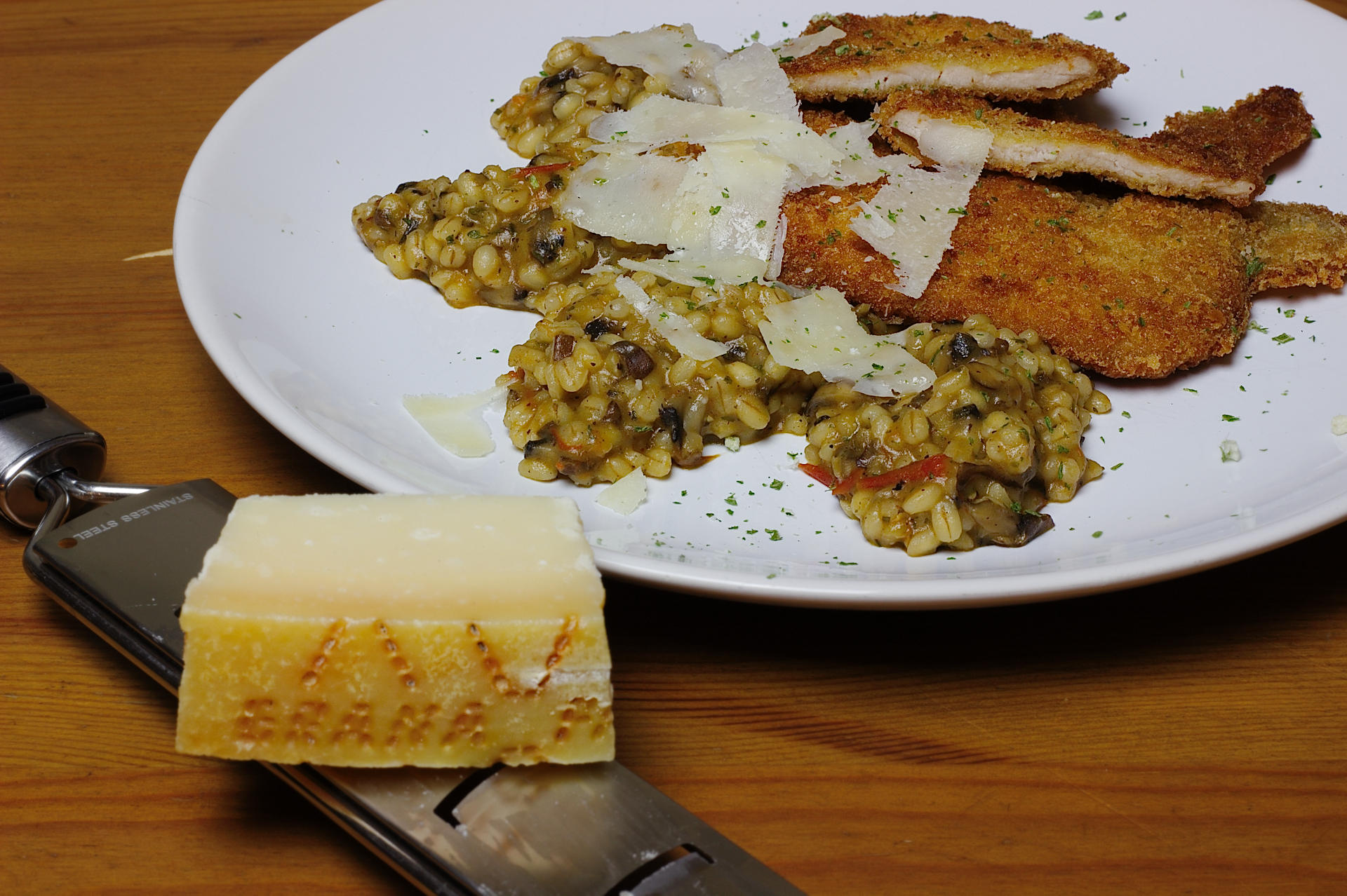 Bilder für Graupen-Champignon-Tomatenrisotto mit zarten Knusperschnitzel - Rezept