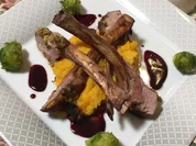 Lamm mit Kräuterkruste an Portweinjus, Pastinaken-Süßkartoffel-Stampf und Rosenkohl - Rezept - Bild Nr. 2