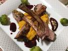 Lamm mit Kräuterkruste an Portweinjus, Pastinaken-Süßkartoffel-Stampf und Rosenkohl - Rezept - Bild Nr. 2