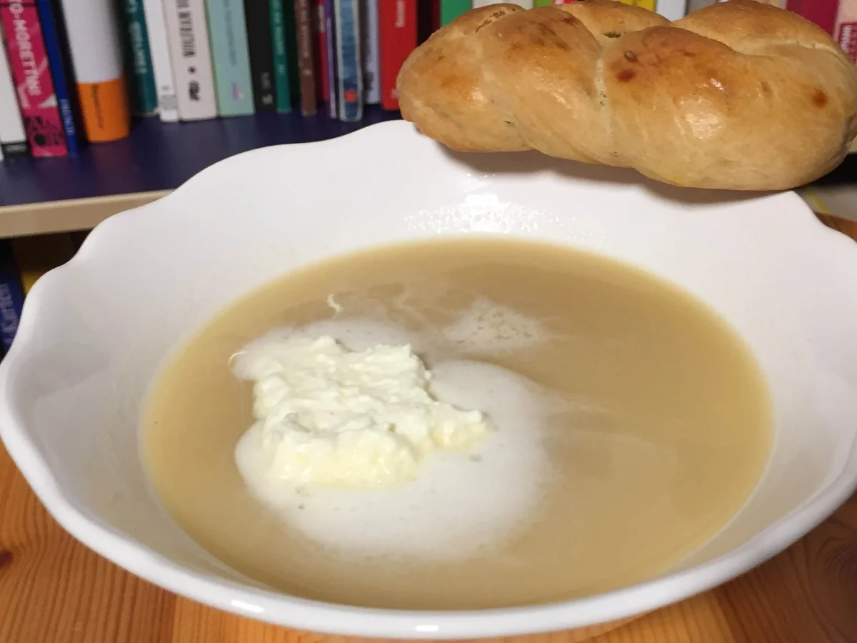 Rezept: Weinschaumsuppe mit Rosmarin-Gebäck Bild Nr. 2 Weinschaumsuppe mit Rosmarin-Gebäck - Rezept - Bild Nr. 2