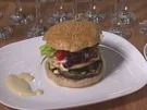 Vegetarischer Burger mit Rosmarin-Pesto, gegrilltem Käse, Gemüse und dazu Ei-Blume - Rezept - Bild Nr. 2