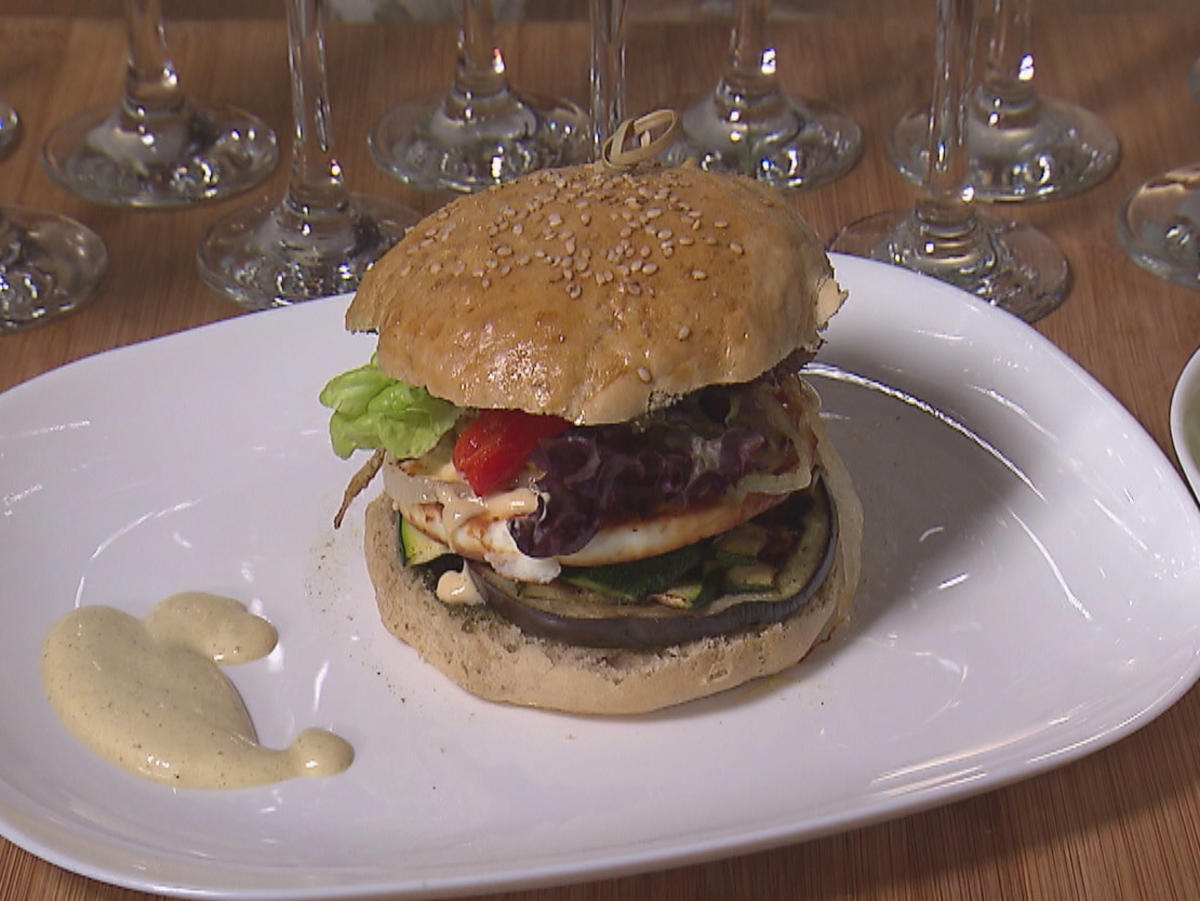 Vegetarischer Burger mit Rosmarin-Pesto, gegrilltem Käse, Gemüse und ...