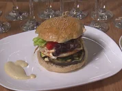 Vegetarischer Burger mit Rosmarin-Pesto, gegrilltem Käse, Gemüse und dazu Ei-Blume - Rezept - Bild Nr. 2