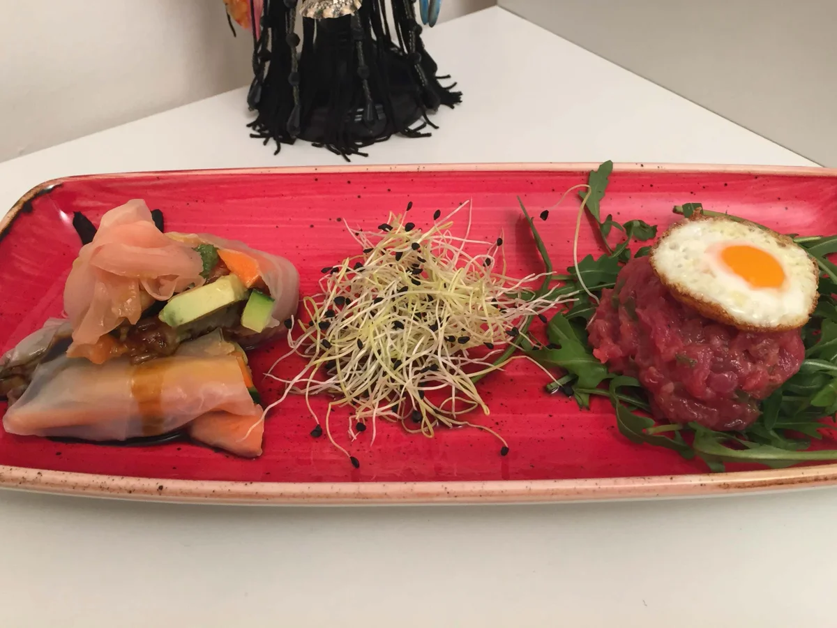 Vietnamesische Frühlingsrollen auf Wakame treffen auf Beef Tartar mit Wachtelspiegelei - Rezept - Bild Nr. 2