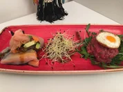 Vietnamesische Frühlingsrollen auf Wakame treffen auf Beef Tartar mit Wachtelspiegelei - Rezept - Bild Nr. 2
