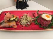 Vietnamesische Frühlingsrollen auf Wakame treffen auf Beef Tartar mit Wachtelspiegelei - Rezept - Bild Nr. 2