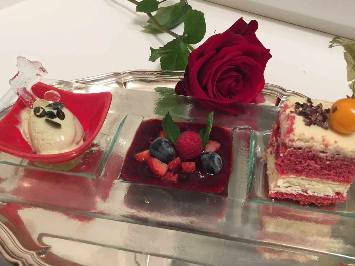 Red Velvet Cake auf Beerenspiegel mit Kürbiskernöleis - Rezept - Bild Nr. 2