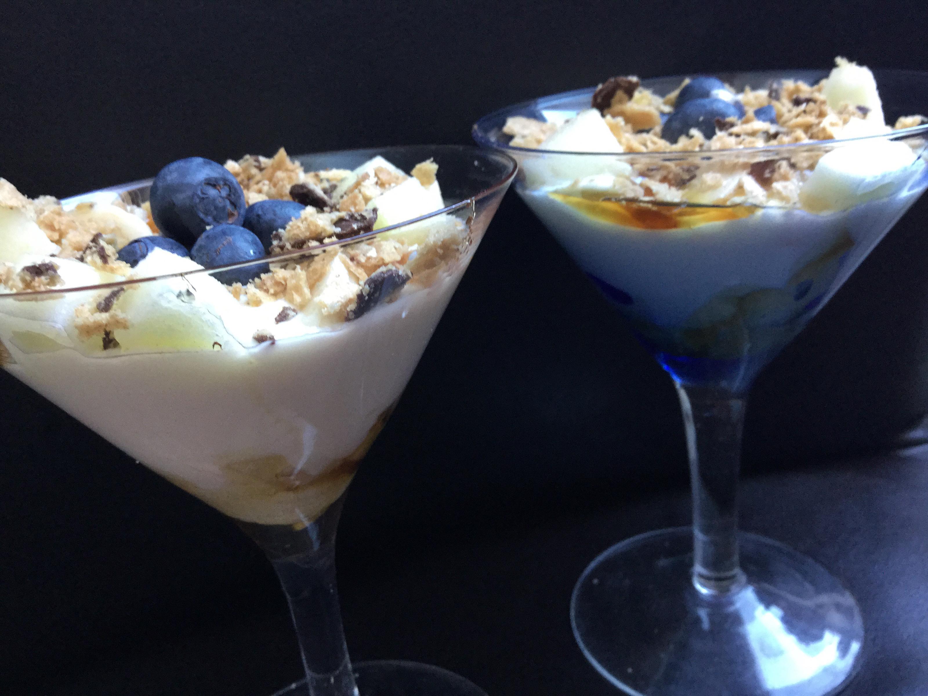 Naturjoghurt mit Obst an Honig und Keks - Rezept von Chilitanz