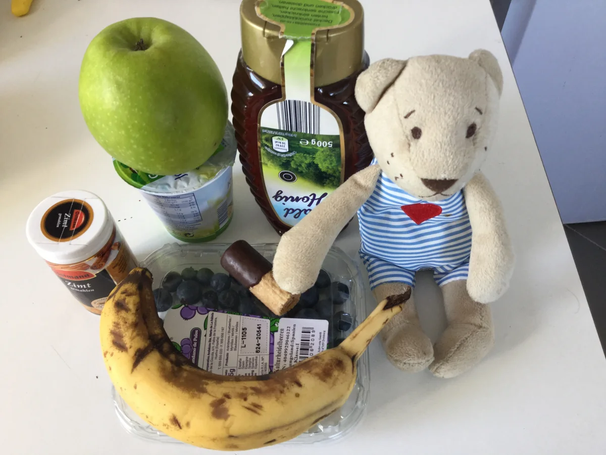 Naturjoghurt mit Obst an Honig und Keks - Rezept - Bild Nr. 2352