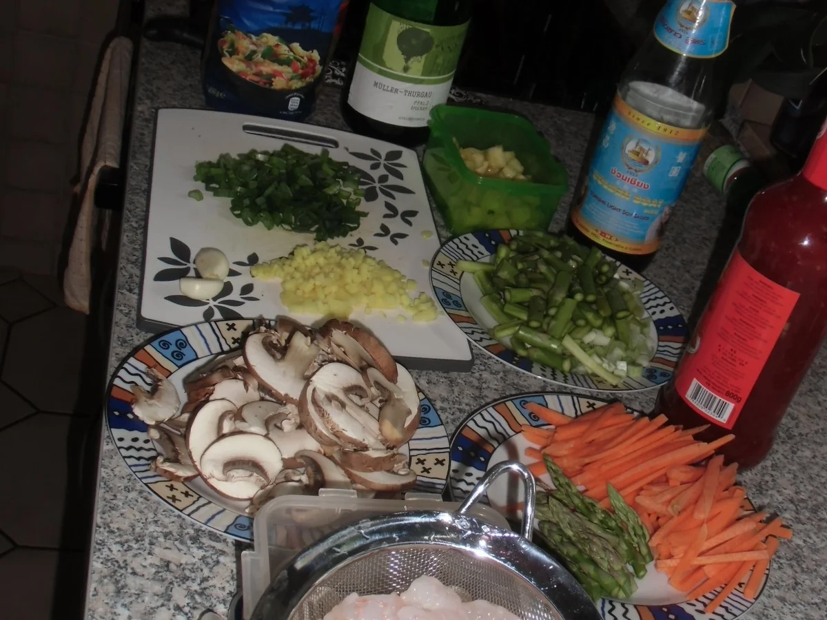 Rezept: Grüner Spargel, Karotten, Champignon, Ananas mit Instant Wok-Nudeln und Garnelen Bild Nr. 2353 Grüner Spargel, Karotten, Champignon, Ananas mit Instant Wok-Nudeln und Garnelen - Rezept - Bild Nr. 2353