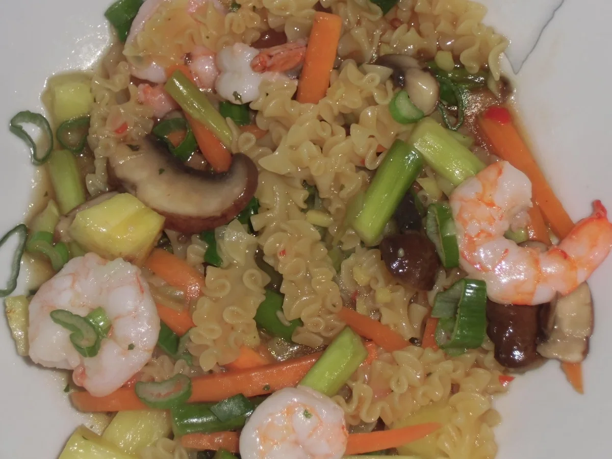 Rezept: Grüner Spargel, Karotten, Champignon, Ananas mit Instant Wok-Nudeln und Garnelen Bild Nr. 2359 Grüner Spargel, Karotten, Champignon, Ananas mit Instant Wok-Nudeln und Garnelen - Rezept - Bild Nr. 2359