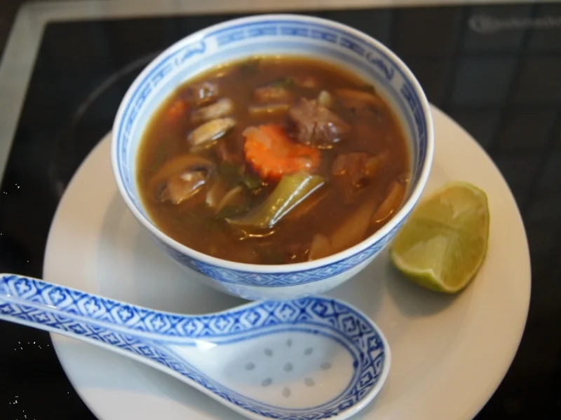 Rezept: Rindfleischsuppe im Wok mit Gemüse und Reisnudeln Bild Nr. 2352 Rindfleischsuppe im Wok mit Gemüse und Reisnudeln - Rezept - Bild Nr. 2352