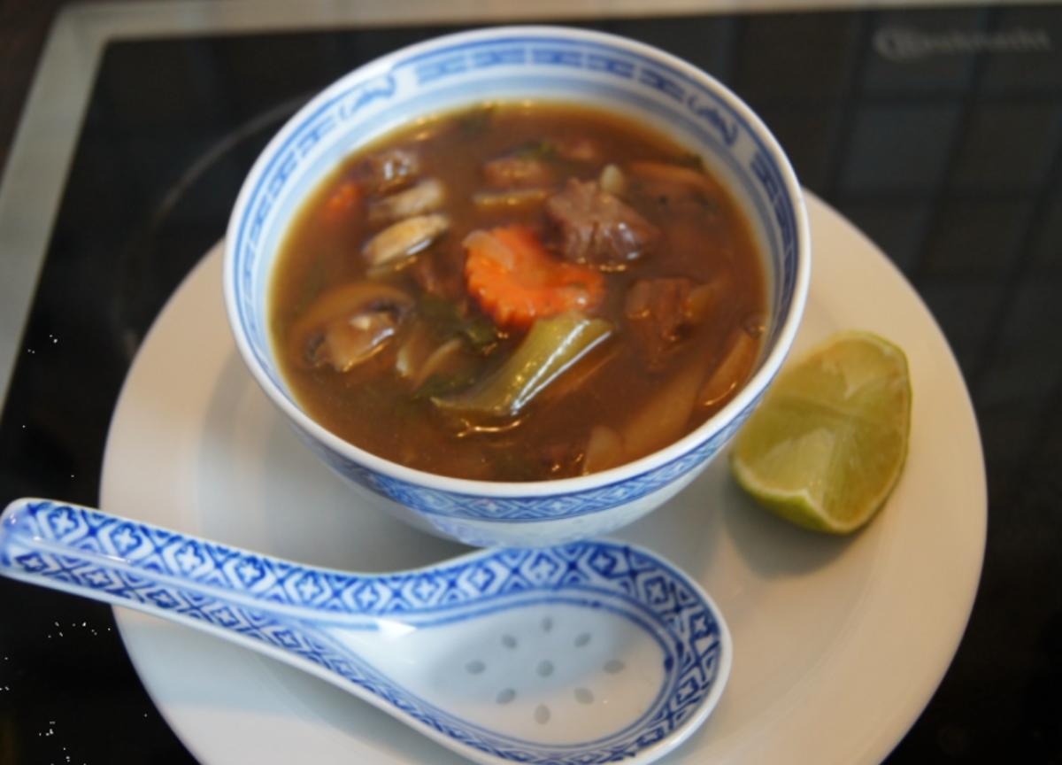 Bilder für Rindfleischsuppe im Wok mit Gemüse und Reisnudeln - Rezept