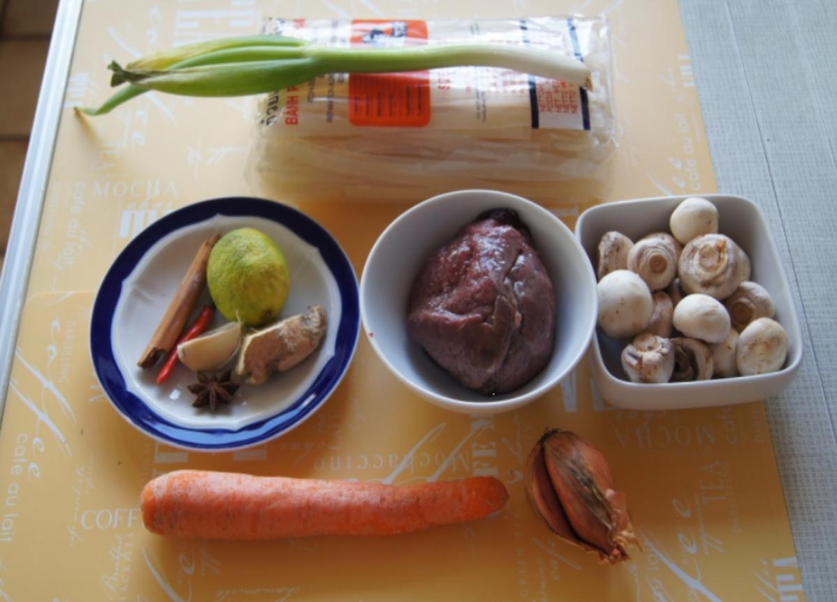 Rindfleischsuppe im Wok mit Gemüse und Reisnudeln - Rezept - Bild Nr. 2353