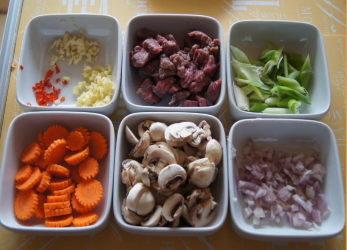 Rindfleischsuppe im Wok mit Gemüse und Reisnudeln - Rezept - Bild Nr. 2357