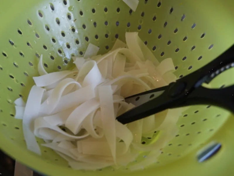 Rezept: Rindfleischsuppe im Wok mit Gemüse und Reisnudeln Bild Nr. 2358 Rindfleischsuppe im Wok mit Gemüse und Reisnudeln - Rezept - Bild Nr. 2358