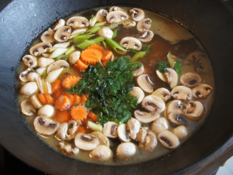 Rezept: Rindfleischsuppe im Wok mit Gemüse und Reisnudeln Bild Nr. 2366 Rindfleischsuppe im Wok mit Gemüse und Reisnudeln - Rezept - Bild Nr. 2366