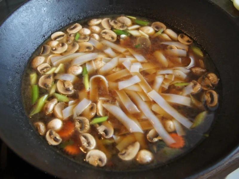 Rezept: Rindfleischsuppe im Wok mit Gemüse und Reisnudeln Bild Nr. 2367 Rindfleischsuppe im Wok mit Gemüse und Reisnudeln - Rezept - Bild Nr. 2367