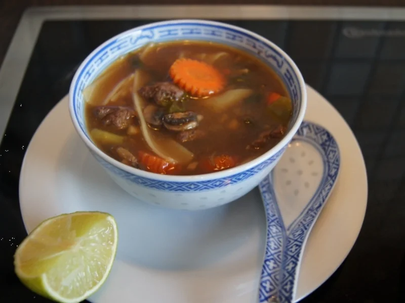 Rezept: Rindfleischsuppe im Wok mit Gemüse und Reisnudeln Bild Nr. 2368 Rindfleischsuppe im Wok mit Gemüse und Reisnudeln - Rezept - Bild Nr. 2368