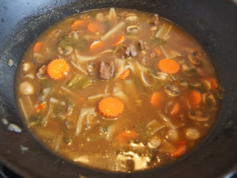 Rezept: Rindfleischsuppe im Wok mit Gemüse und Reisnudeln Bild Nr. 2369 Rindfleischsuppe im Wok mit Gemüse und Reisnudeln - Rezept - Bild Nr. 2369