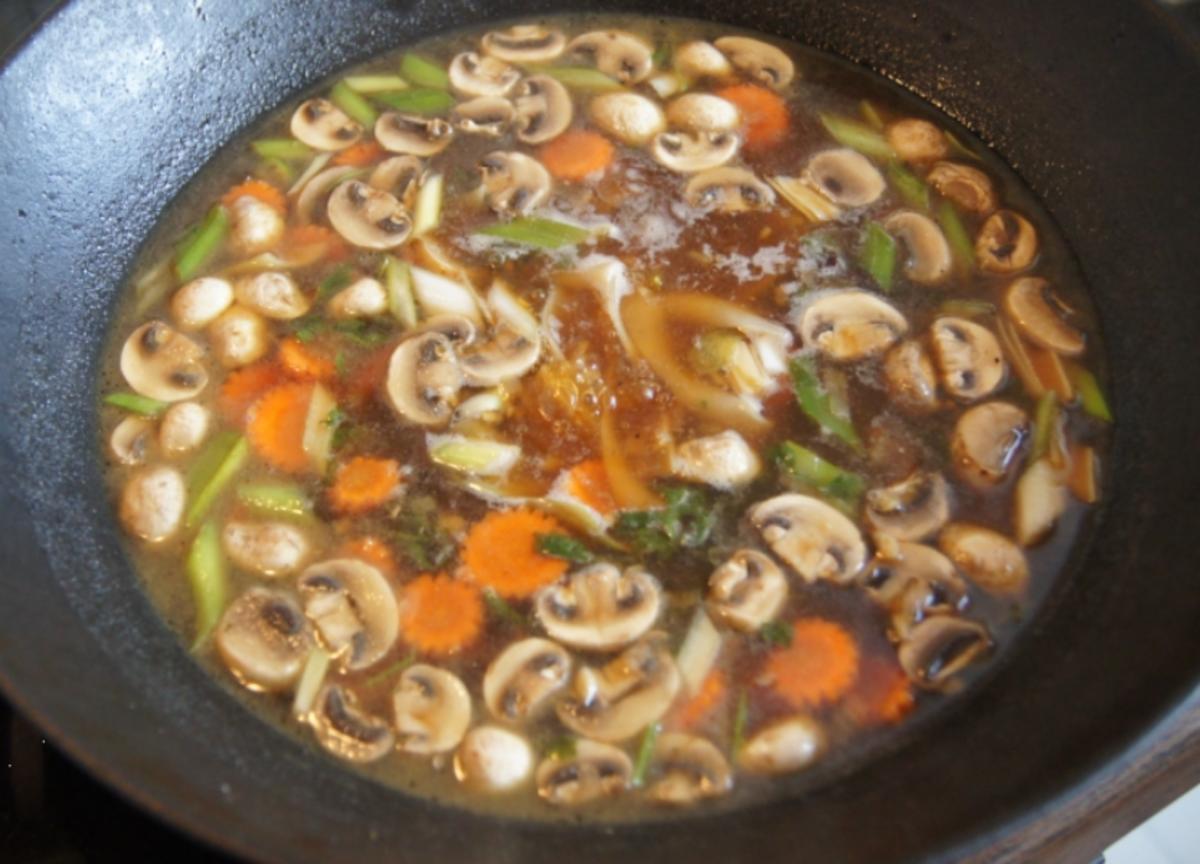 Rindfleischsuppe im Wok mit Gemüse und Reisnudeln - Rezept - Bild Nr. 2370