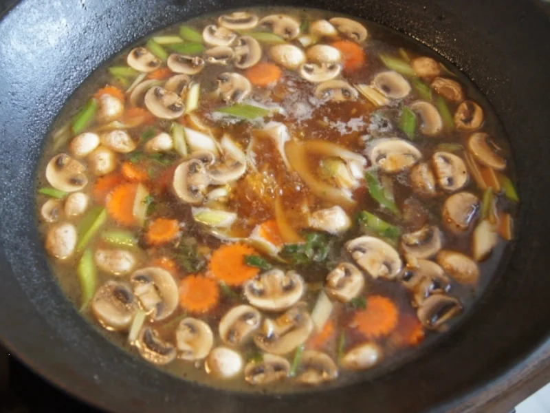 Rezept: Rindfleischsuppe im Wok mit Gemüse und Reisnudeln Bild Nr. 2370 Rindfleischsuppe im Wok mit Gemüse und Reisnudeln - Rezept - Bild Nr. 2370