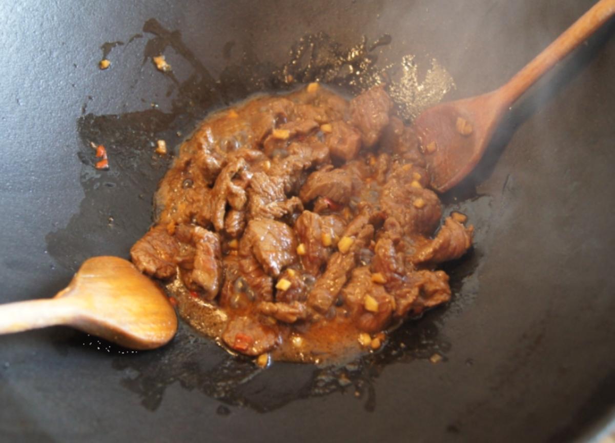Rindfleischsuppe im Wok mit Gemüse und Reisnudeln - Rezept - Bild Nr. 2362