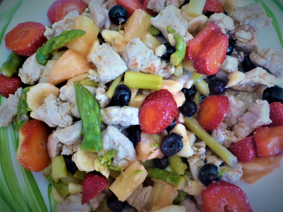 Spargelsalat mit gebratenem Schnitzelfleisch und Früchteallerlei á la Britta - Rezept - Bild Nr. 2370