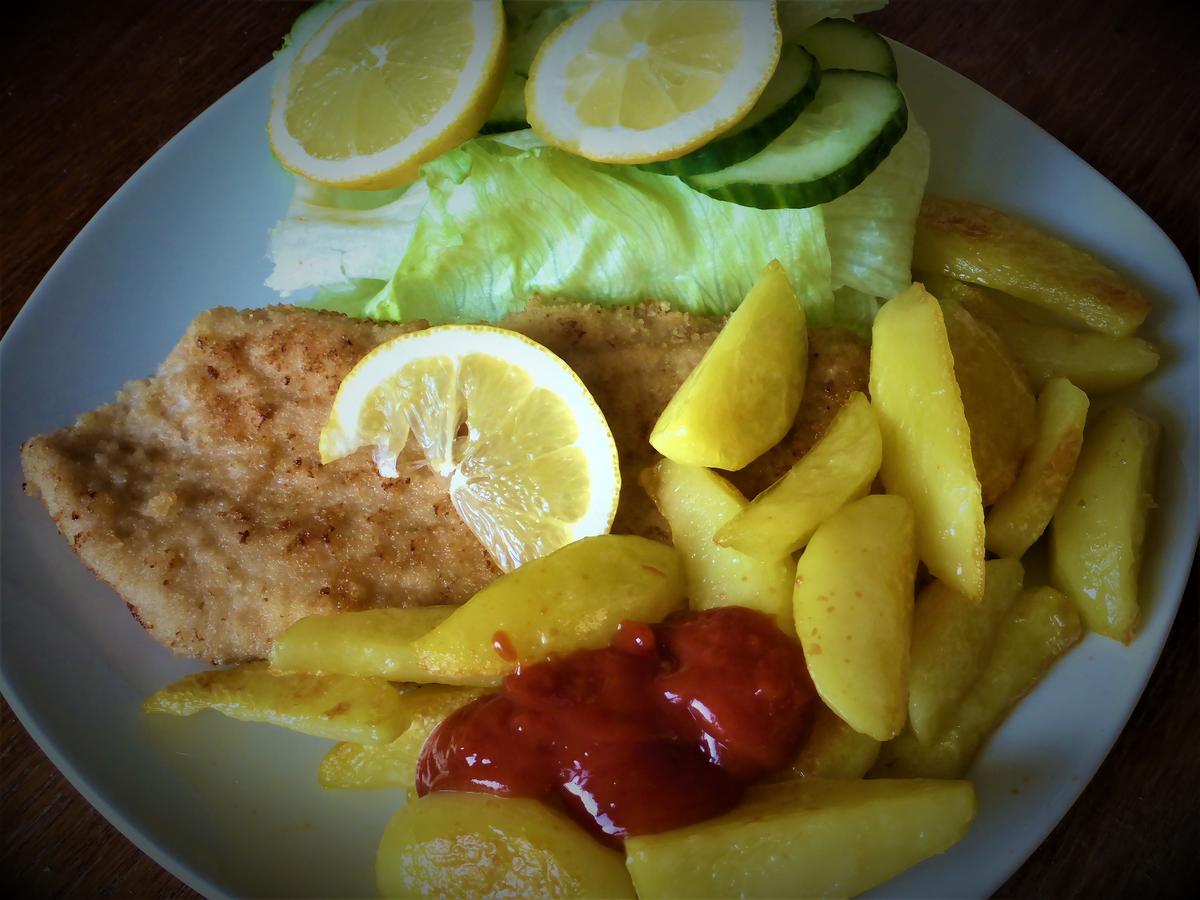 Paniertes Schweineschnitzel mit, im Ofen, frittierten ...