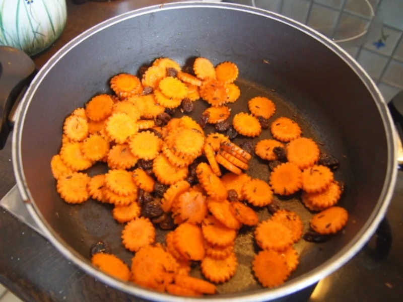 Rezept: Pazifisches Schollen-Filet mit Rosinen-Möhrenblüten Bild Nr. 2384 Pazifisches Schollen-Filet mit Rosinen-Möhrenblüten - Rezept - Bild Nr. 2384