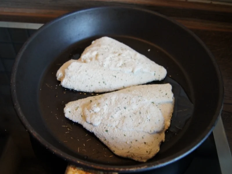 Rezept: Pazifisches Schollen-Filet mit Rosinen-Möhrenblüten Bild Nr. 2385 Pazifisches Schollen-Filet mit Rosinen-Möhrenblüten - Rezept - Bild Nr. 2385