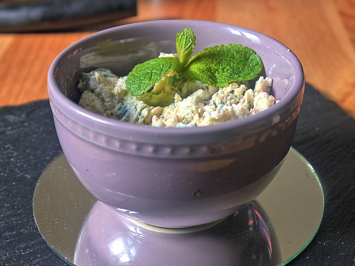 Pikanter Ziegenfrischkäseaufstrich mit frischen Kräutern - Rezept - Bild Nr. 2