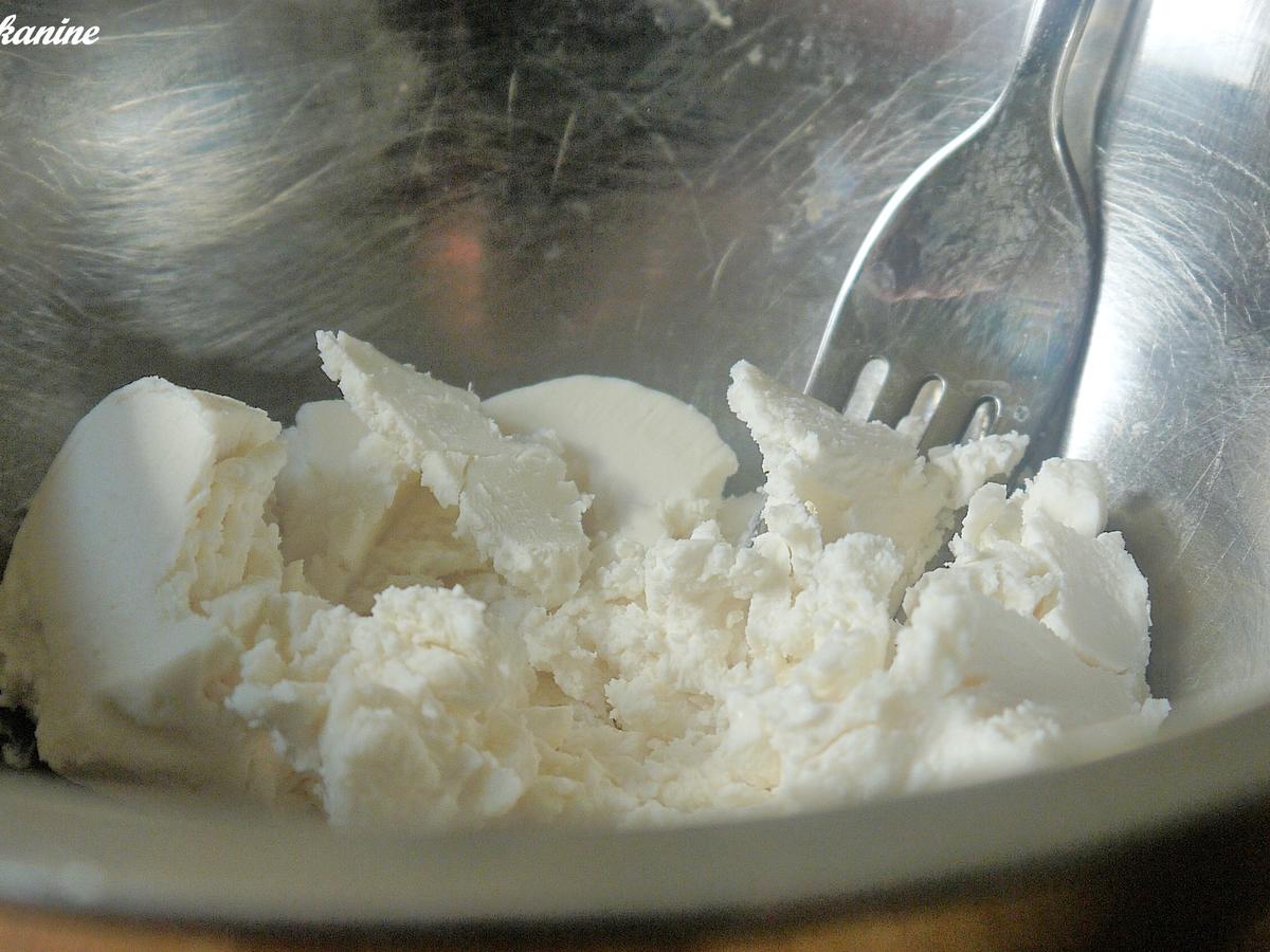 Pikanter Ziegenfrischkäseaufstrich mit frischen Kräutern - einfach ...