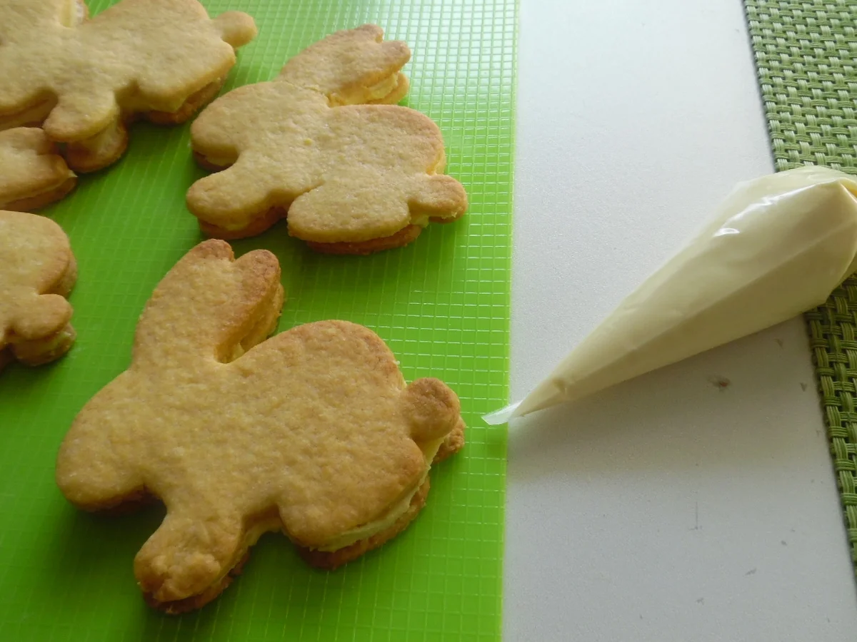 Osterhasen-Doppelkekse mit Eierlikör-Füllung - Rezept - Bild Nr. 2384