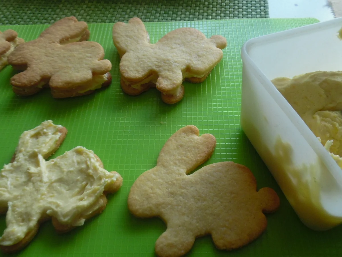 Osterhasen-Doppelkekse mit Eierlikör-Füllung - Rezept - Bild Nr. 2385