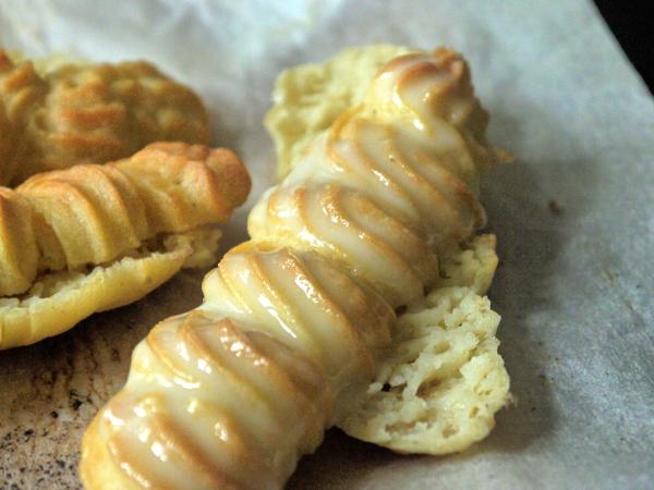 Eclairs mit Amarettini Creme und Limoncello Guss - einfach - 221 kcal/100g