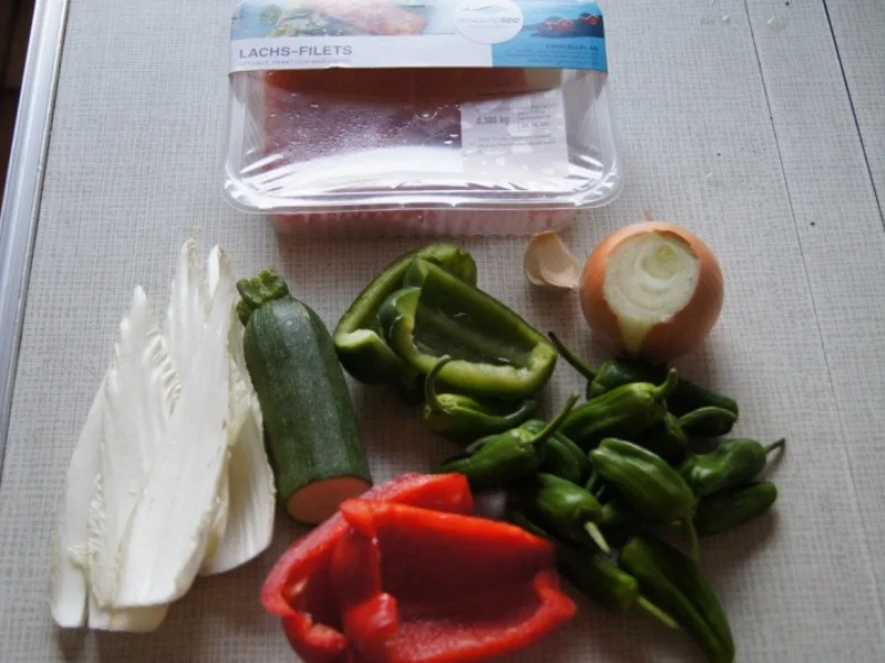 Lachsfilet mit Pimentos auf geschmorten Gemüse - Rezept - Bild Nr. 2403