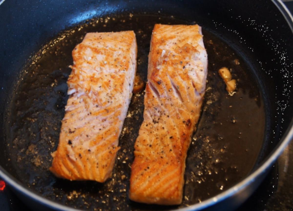 Lachsfilet mit Pimentos auf geschmorten Gemüse - Rezept - Bild Nr. 2406