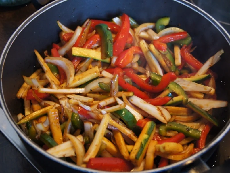 Lachsfilet mit Pimentos auf geschmorten Gemüse - Rezept - Bild Nr. 2410